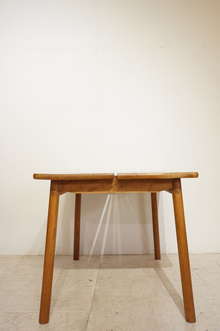 Grain de Cafe Dining Table / Pierre Gautier-Delay